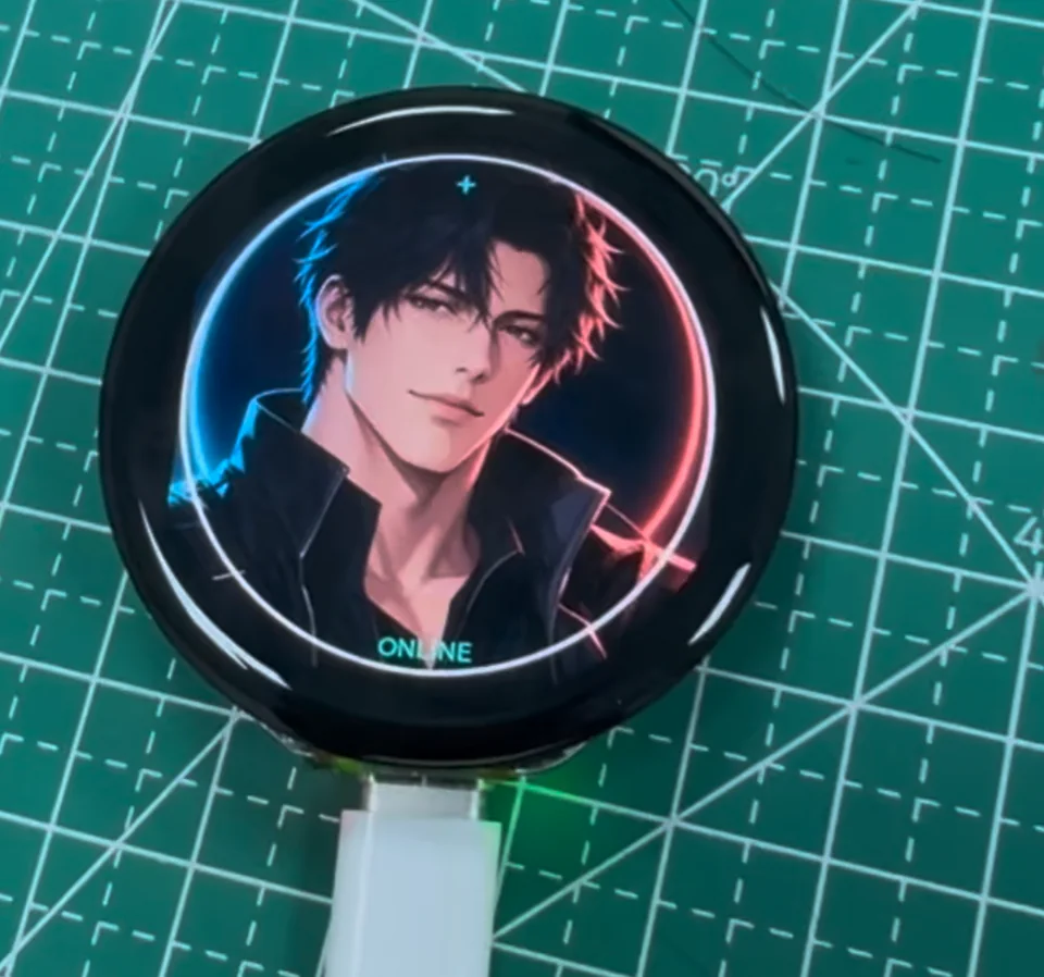 工作台上的 AI Badge 原型