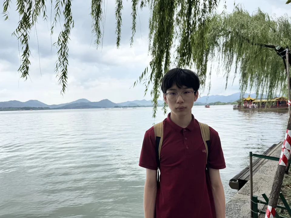 Henry 旅行时在湖畔留影